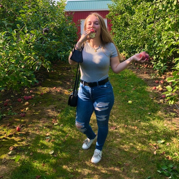 Meet your Posher, Chloe (make me an offer!) - Picture 2 of 6